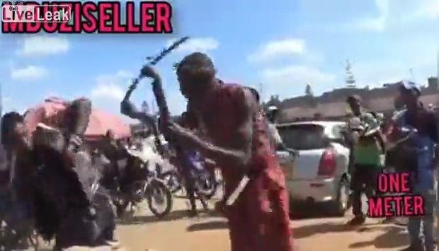 Keniyada karantin qaydalarını pozanları şallaqlayırlar – VİDEO