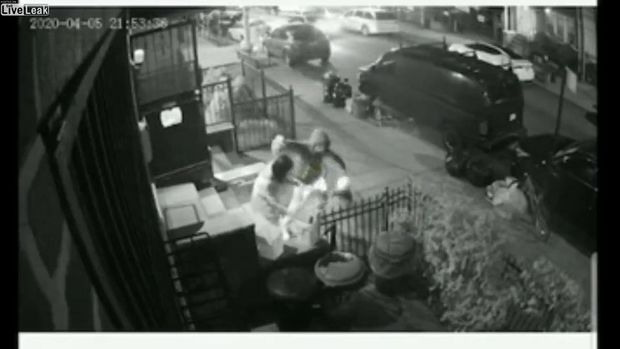 В США незнакомец облил женщину кислотой на улице – ВИДЕО