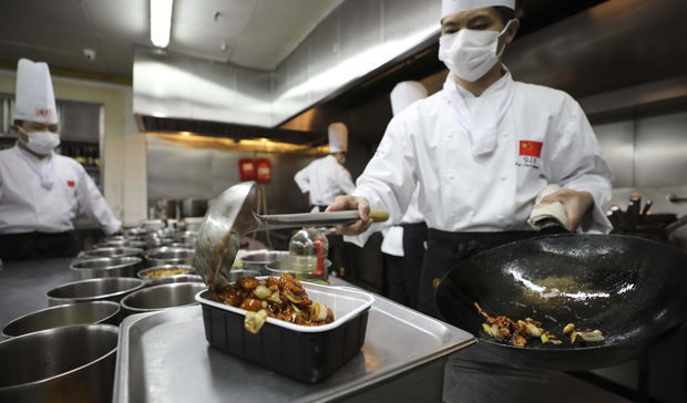 Эксперты рассказали об опасности заразиться коронавирусом через еду