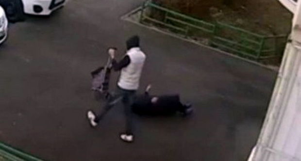 Küçənin ortasında ərzağı zorla əlindən alınan yaşlı qadın öldü - VİDEO