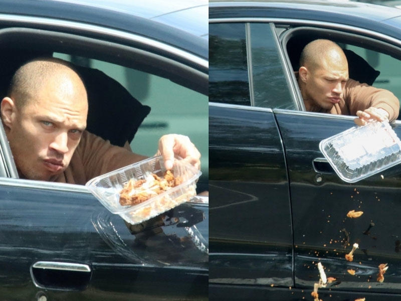 Qida qalıqlarını küçəyə atdı, tənqid olundu - FOTO