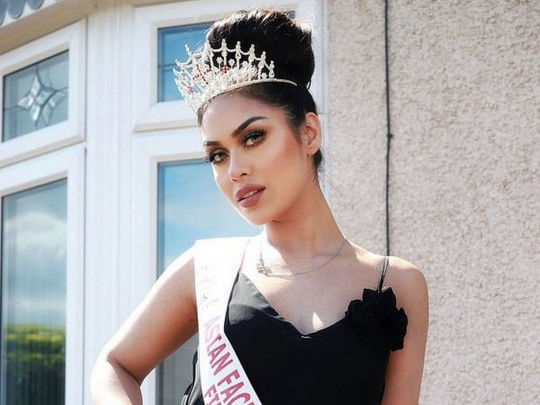 “Мисс Англия” прервала карьеру модели и вернулась к работе врача из-за коронавируса – ФОТО