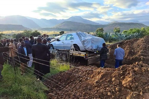 Любимый автомобиль отправился вместе со своим владельцем в могилу - ФОТО