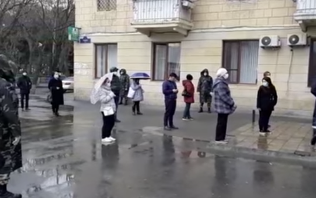 Bu dəfə bankomatlar qarşısında fərqli mənzərə - Video