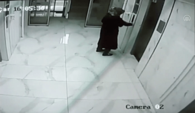 Maskalı qadın sakinləri qorxuya saldı - Liftə və tutacaqlara... - VİDEO