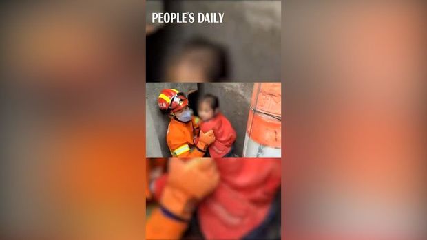 В Китае дети застряли между стен, играя в прятки – ВИДЕО