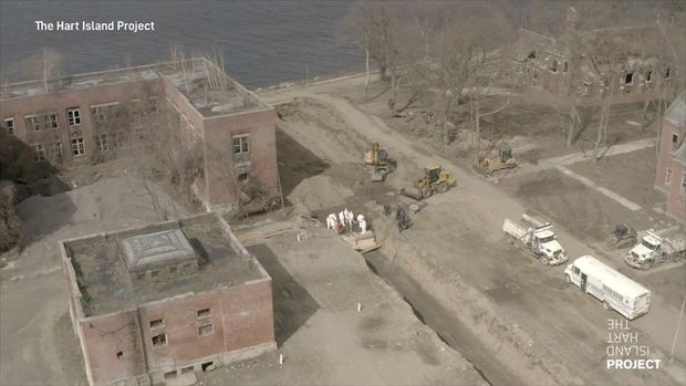 ABŞ-da koronavirusdan ölənlər kütləvi şəkildə dəfn edilir - VİDEO