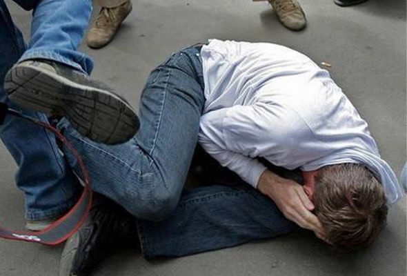 Yeniyetmələrə irad tutdu, amansızcasına döyüldü - VİDEO