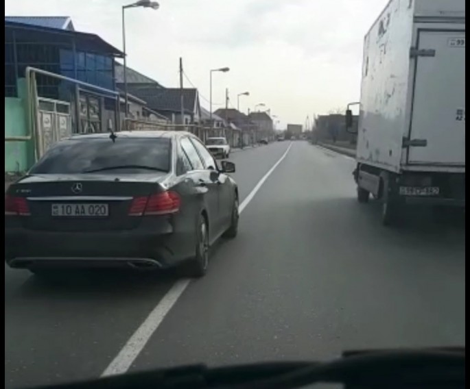 Əks istiqamətə çıxaraq ötmə qaydasını pozdu- 10 AA 020 - VİDEO