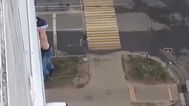 В Москве женщина спасла от смерти пьяного мужчину – ВИДЕО