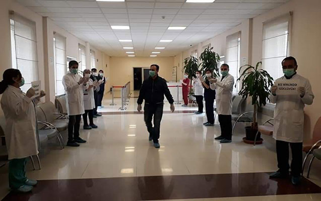 Ağdaşda koronavirusdan sağalan xəstə alqışlarla yola salındı - Video