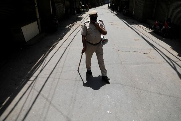 Hindistanda karantin qaydalarını pozan turistləri belə cəzalandırdılar – FOTO