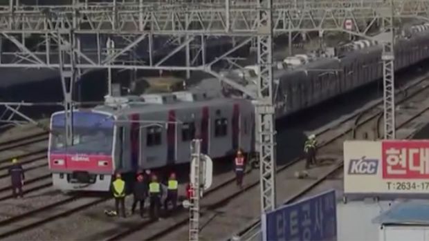 Поезд метро сошел с рельсов в Сеуле - ВИДЕО