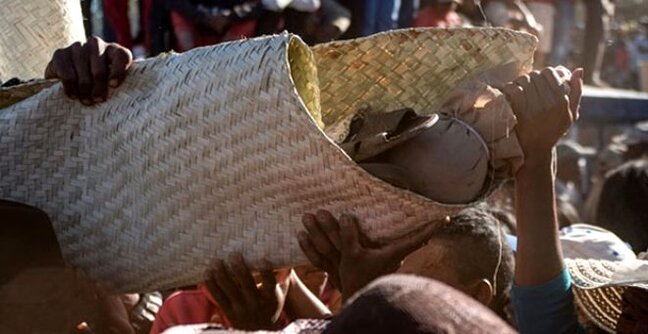 Dünyanın ƏN QORXUNC ənənəsi - Ölüləri qəbirdən çıxarıb rəqs edirlər - FOTO