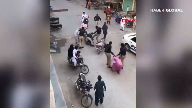 Bu ölkədə polis karantinə məhəl qoymayanları döydü - VİDEO