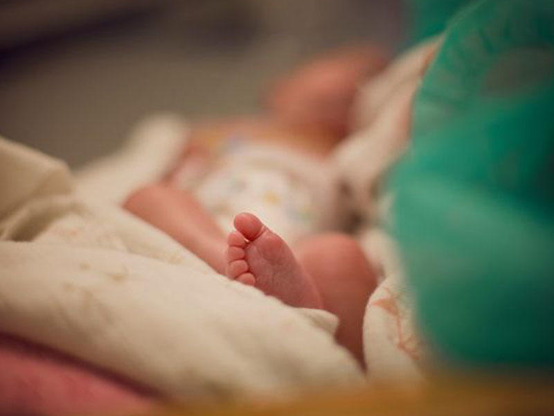 29 günlük körpə koronavirusdan öldü - FOTO