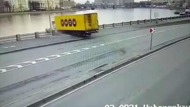 Yük maşını çaya düşdü, sürücü xilas ola bilmədi – ANBAAN VİDEO