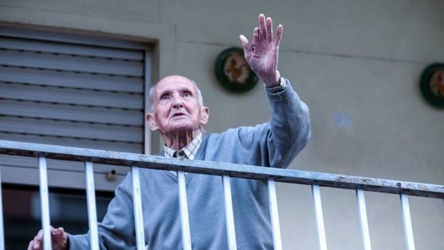 100 yaşlı kişi hər gün həkimlərin şərəfinə RƏQS EDİR - VİDEO