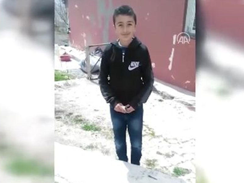 Məktəblinin bu hərəkəti hamını kövrəltdi - VİDEO