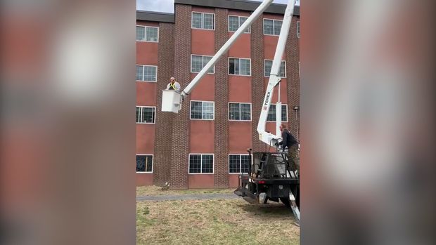 88-летний мужчина использовал подъемный кран, чтобы навестить свою жену – ВИДЕО