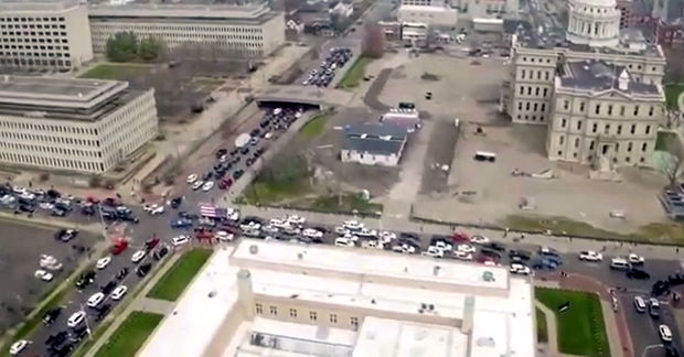 “Evdə oturaq” aksiyasına etiraz olaraq, hamı küçəyə axışdı - VİDEO