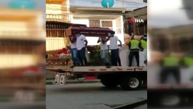 Bu ölkədə polislər insanları qorxutmaq üçün tabutla rəqs etdilər - VİDEO