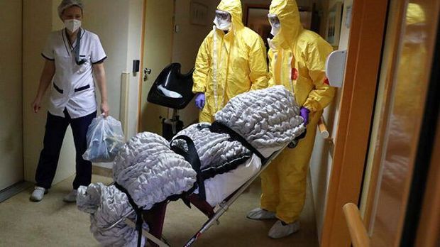 Koronavirusdan ölən adamın tabutunu sobada yandırırlar - FOTO