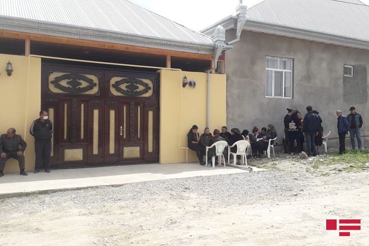 Azərbaycanda DƏHŞƏT: ər arvadını SMS üstündə öldürdü - YENİLƏNİB - FOTOLAR