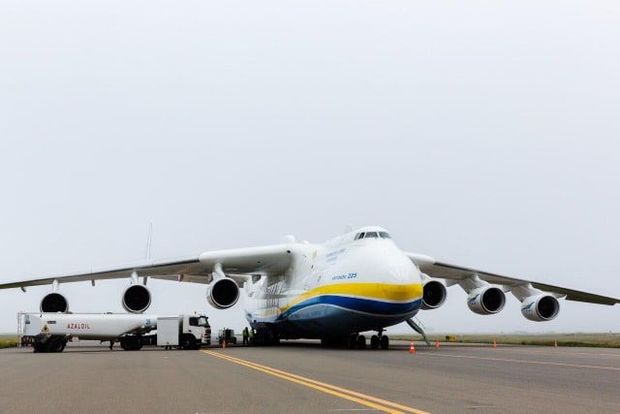 Dünyanın ən iri hava gəmisi Bakıya eniş edib – FOTO/VİDEO