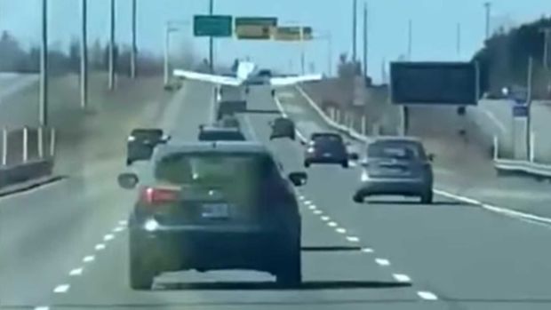 Kanadada təyyarə avtomobil yoluna eniş etdi – VİDEO