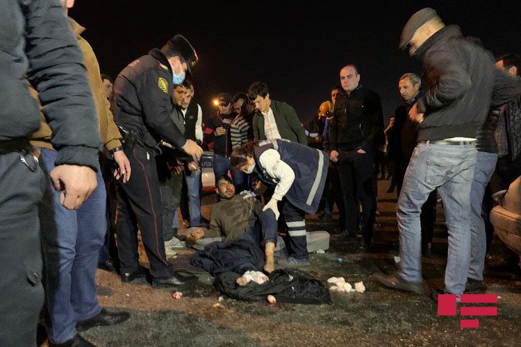 Sumqayıt yolunda dəhşət: Yaralılar belə daşındı  (18+VİDEO)