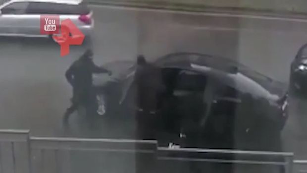 Момент похищения мужчины во Владивостоке попал на камеры – ВИДЕО