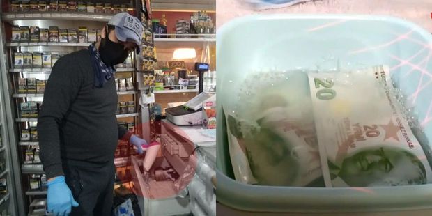 Pulları yuyucu tozla yuyub, sonra müştəriyə qaytarır - VİDEO