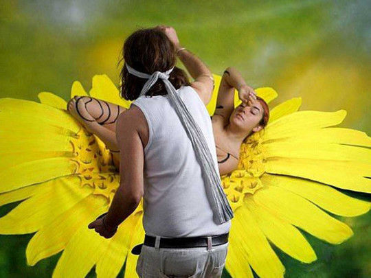 Möhtəşəm optik illüziya: kəpənək çılpaq modelə çevrildi – VİDEO