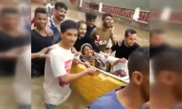 Yaşlı qadını mahnı oxuyaraq xilas etdilər - VİDEO