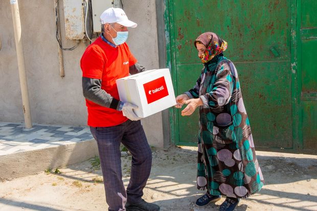 “Bakcell” Binədə yaşayan aztəminatlı ailələrə ərzaq yardımı edib - FOTO/VİDEO