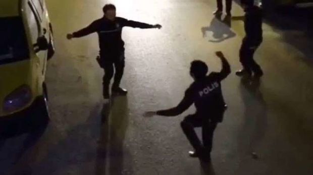 Sakinlər eyvanda musiqi səsləndirdi, növbədə olan polislər rəqs etdi - VİDEO