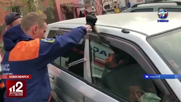 Avtomobilin qapıları bloklandı, körpə saatlarla kömək gözləməli oldu - VİDEO