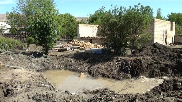 Mingəçevirdə evlər və həyətlər su içində qaldı: Günahkar sakinlərdi? - VİDEO