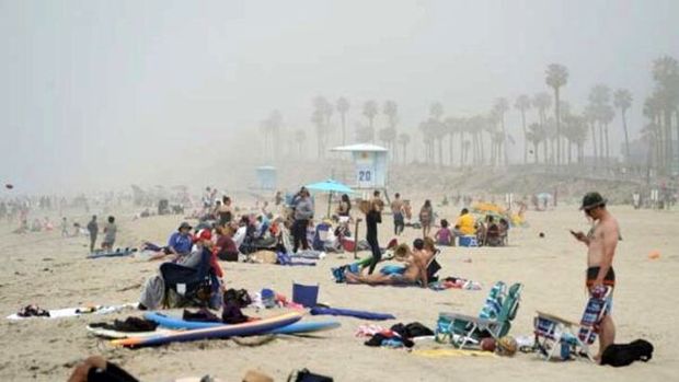 ABŞ-da koronavirusa məhəl qoymayan insanlar çimərliyə axışdılar - VİDEO