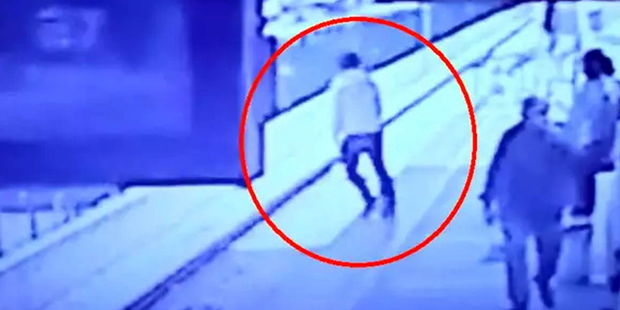 Halı pisləşən gənc relslərin üzərinə yıxıldı - VİDEO