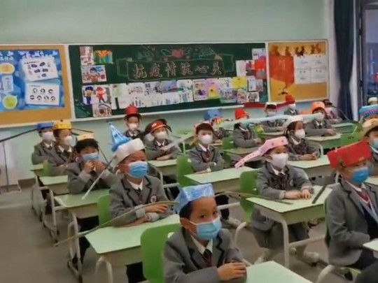 Защита от коронавируса: на китайских школьников надели необычные головные уборы – ФОТО