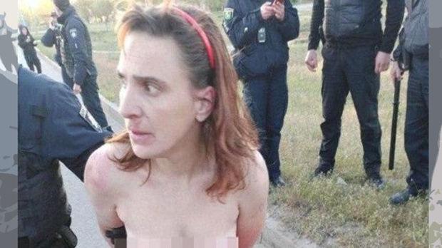 Dəhşətli hadisə: Əlində qızının kəsilmiş başı ilə çılpaq halda tutuldu – FOTO/VİDEO