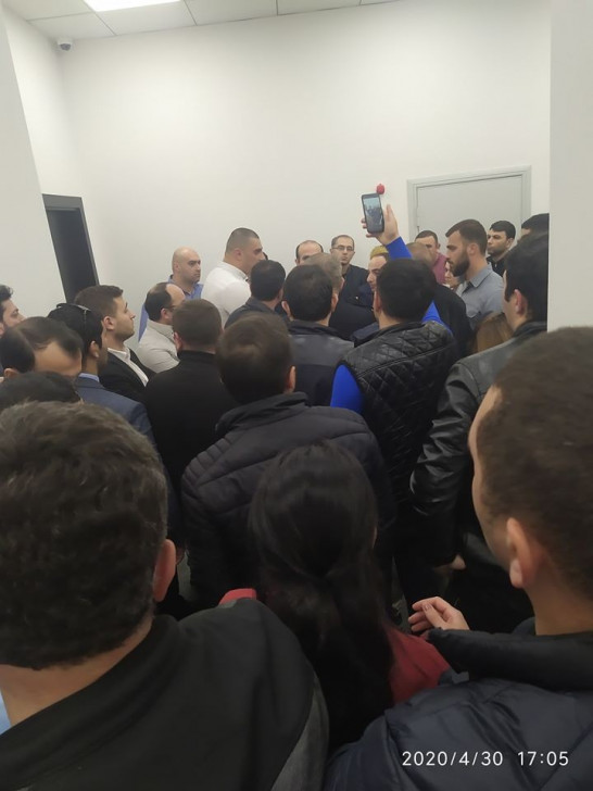 TƏCİLİ: Bank işçiləri etiraz edir: Banka polis və ordu yeridildi - CANLI YAYIM