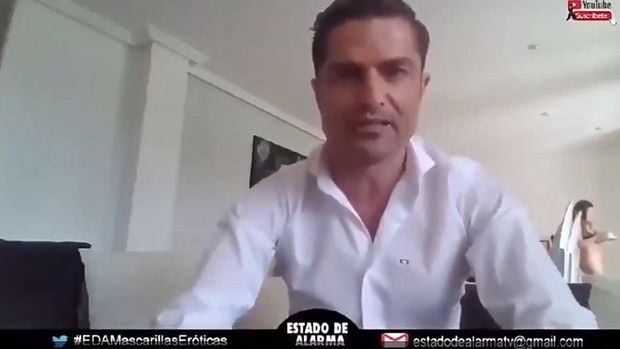 Canlı yayım zamanı kadra düşən çılpaq qadın boşanmaya səbəb oldu – VİDEO