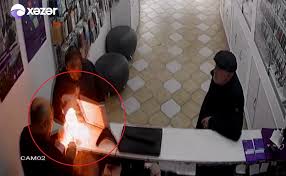 Bakıda müştərinin telefonu partladı - ANBAAN VİDEO