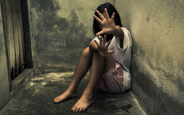 14 yaşlı qızını sevgilisi ilə cinsi əlaqəyə məcbur edən ana azadlığa buraxıldı