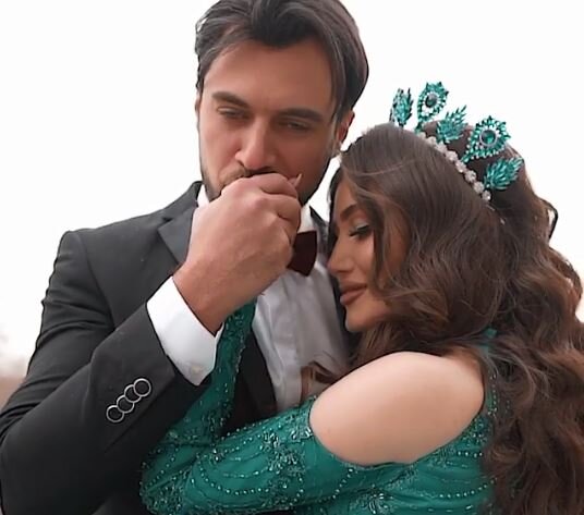 Azərbayacanın ən yaraşıqlı oğlanı nişanlısı ilə YENİ FOTOSUNU paylaşdı
