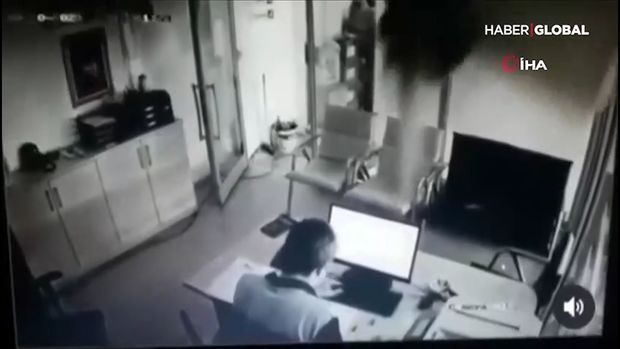 İş yerində bədbəxt hadisə: Tavan başına uçdu - VİDEO