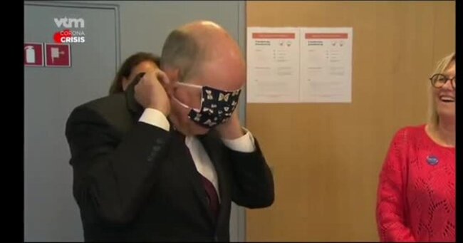 Tibbi maskanı taxa bilməyən belçikalı nazirə GÜLDÜLƏR - VİDEO